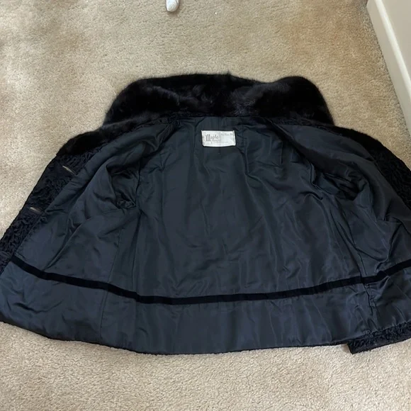 Vintage lambs fur coat with fur collar from Maple Furriers in Oak Park Illinois. - Picture 7 of 11